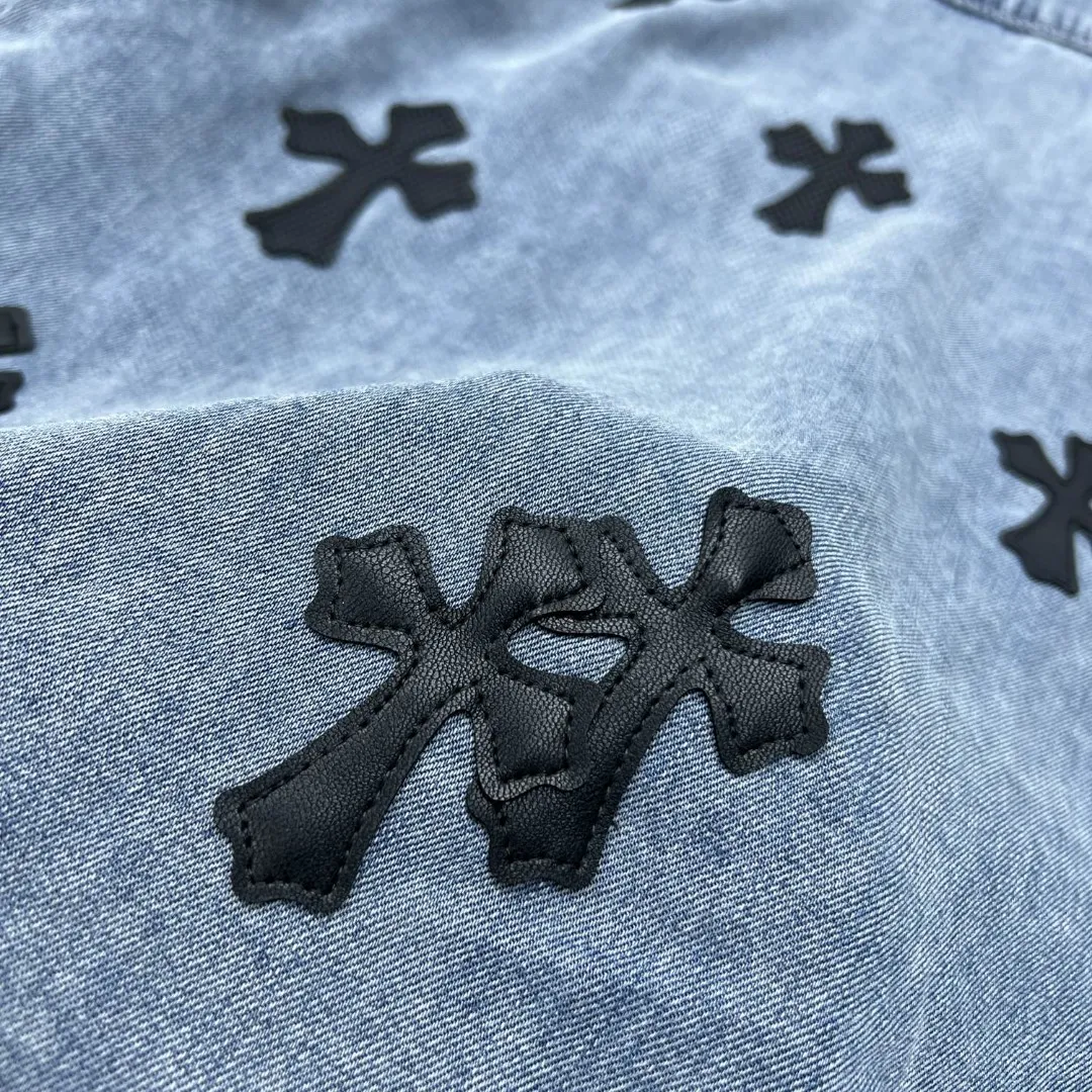 P356 Chrome Hearts🍁Spring shirt series🍁 Good to see and explosive series💥 Classic embroidered leather denim Exclusive custom weaving and dyeing 100% pure cotton high weight denim fabric High-tech washing! Heavy enzyme stone rinse! Original hardware mold opening! ⭐Special version original slit design ⭐Patchwork craftsmanship ➕Patchwork design ⭐The whole body has 25 pieces of heavy-duty patchwork leather. This season’s universal denim shirt can be sweet or salty❤️ Suitable for all kinds of outfits, can be worn in all seasons, short or long sleeves 🌈Recommended color: Custom washed denim blue 🌈Code numbers: S, M, L, XL